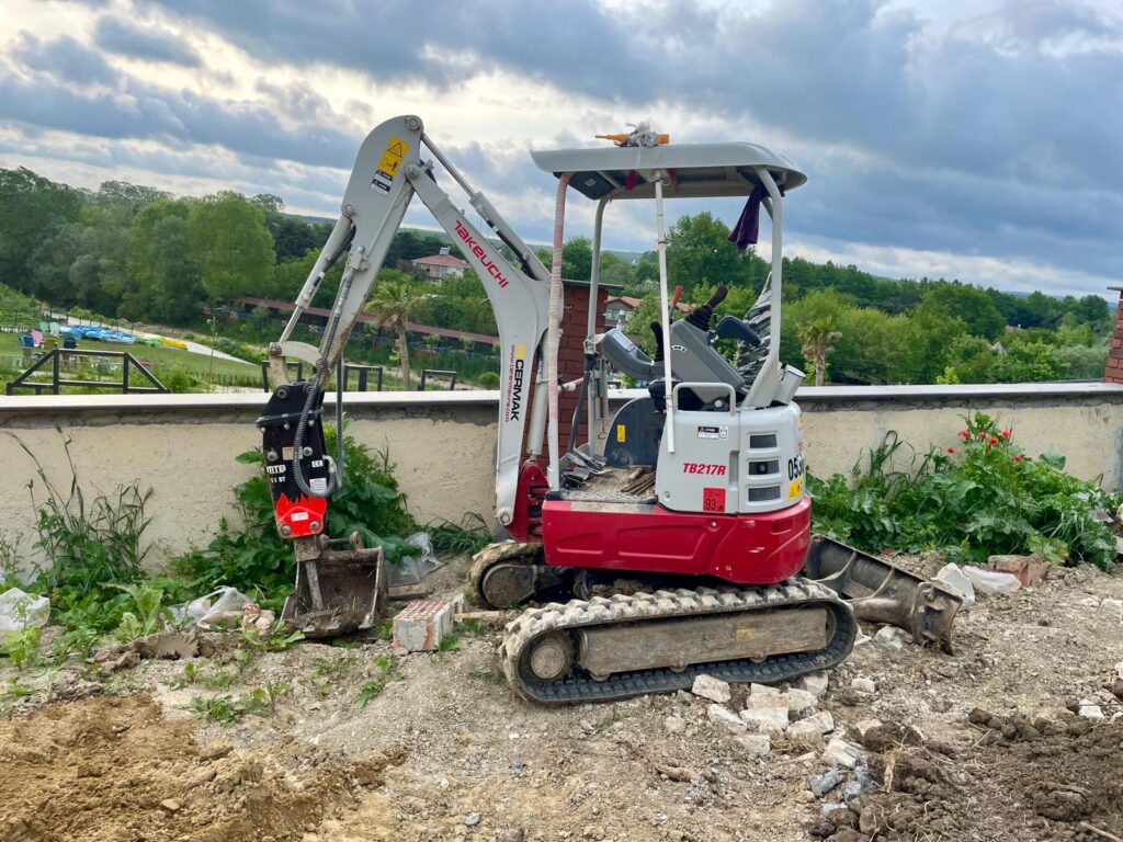 İstanbul’un Dar Sokaklarında Devleşen Çözümler: Kiralık Mini Kepçe Rehberi 4 WhatsApp Image 2025 12 29 at 03.25.00